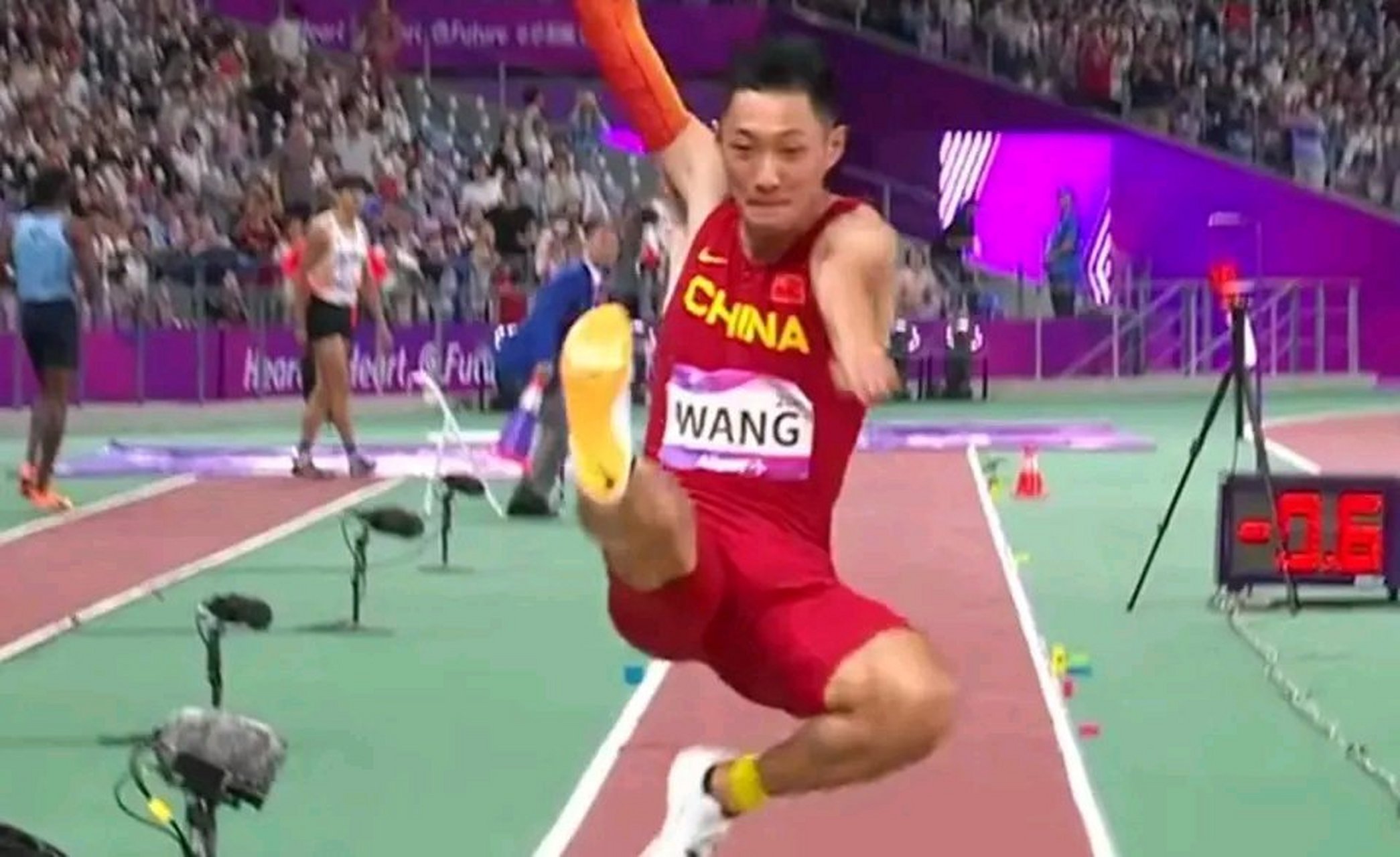 田径跳高男子决赛选手争夺冠军