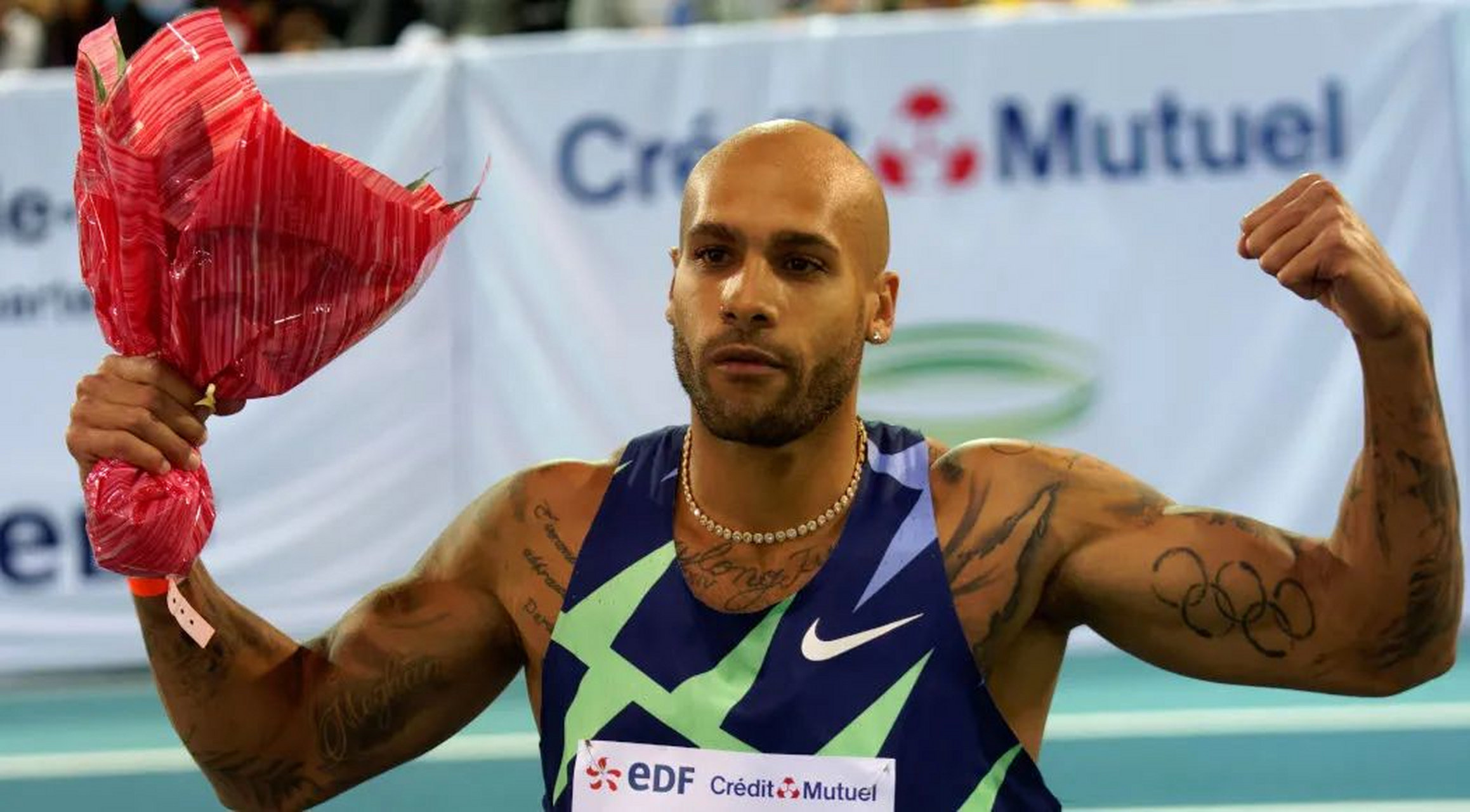 包含意大利战胜劲敌，稳固淘汰赛资格的词条