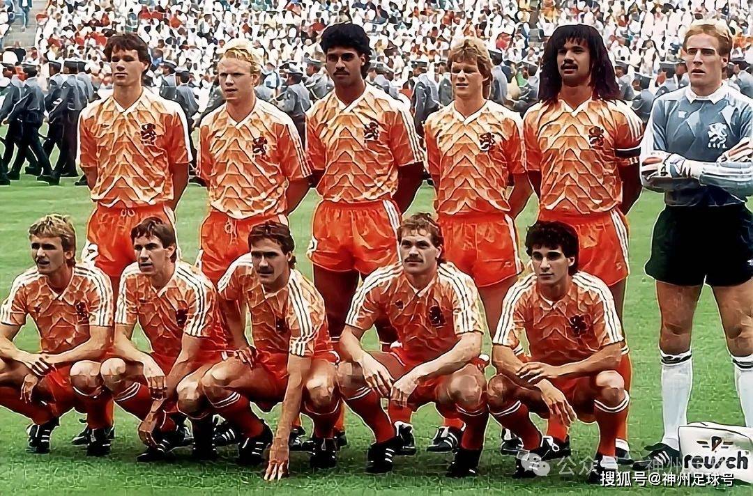 爱游戏中国官网-足球联赛冠军争夺激烈，形势不明朗