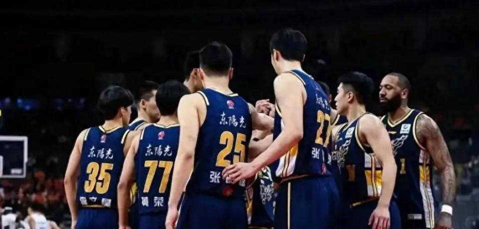 爱游戏官网-里昂背靠背作战，球队状态起伏不定