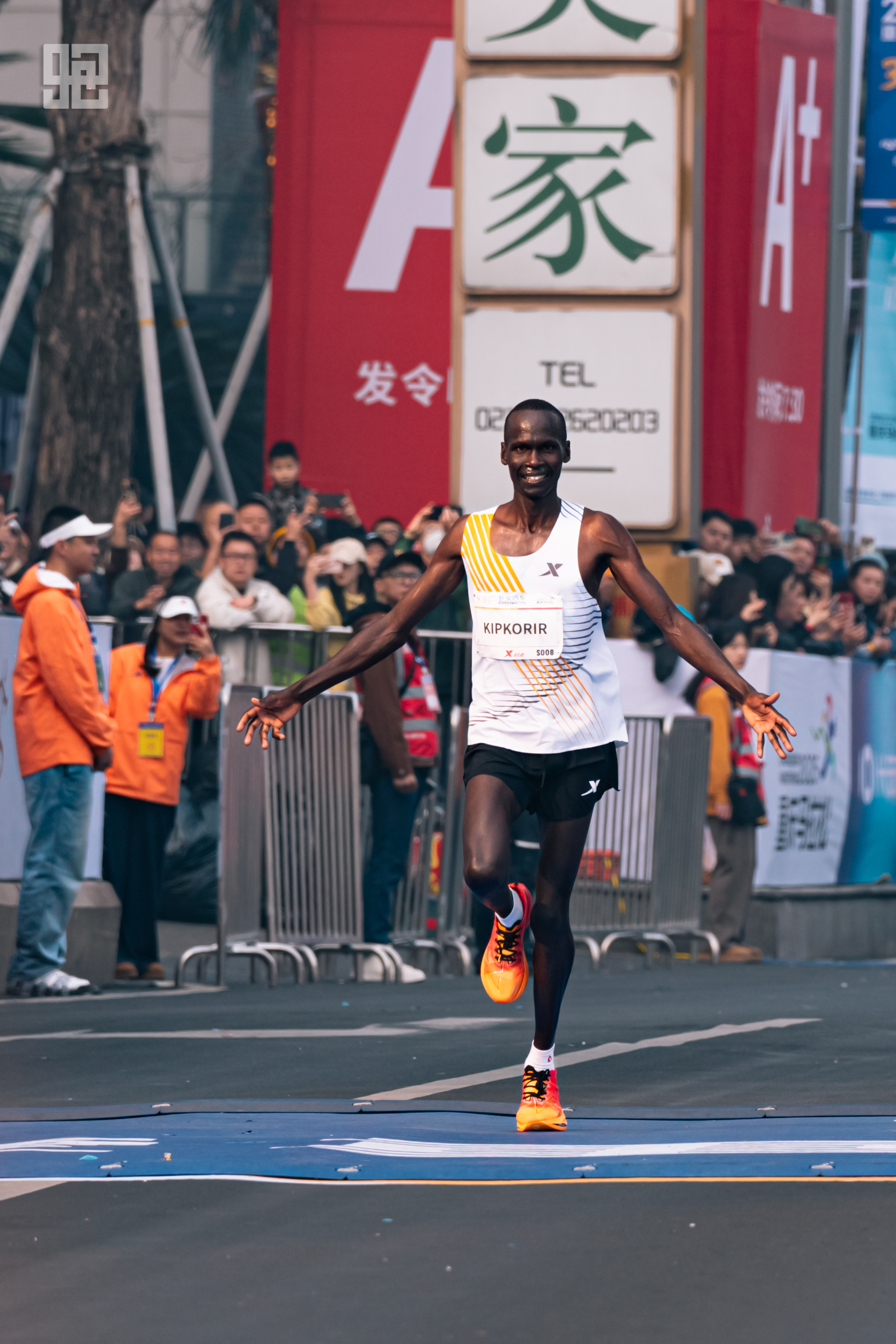 肯尼亚选手夺得马拉松冠军，展现出色体魄