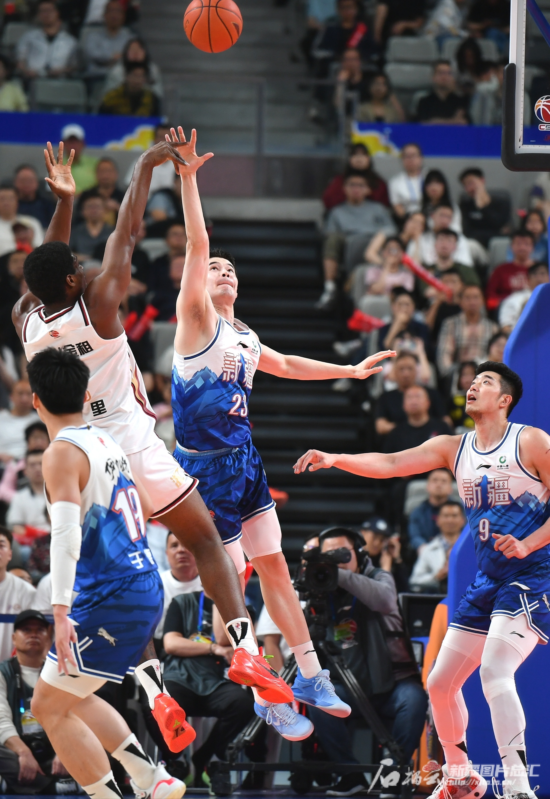 新疆男篮高效打进常规赛季军 新疆男篮高效打进常规赛季军