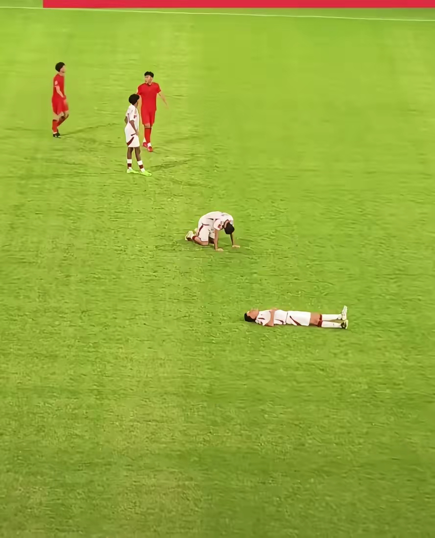 爱游戏网页版-足球赛场上的惊险一幕，胜败皆是常态！