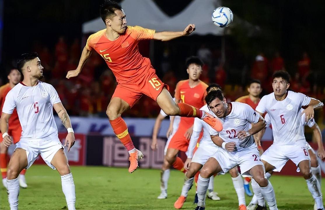 足球赛场上的惊险一幕，胜败皆是常态！