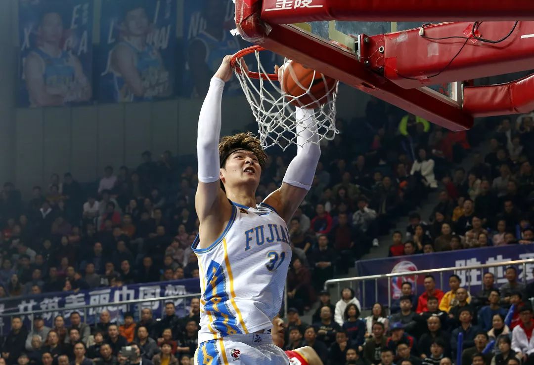 陕西男篮防守稳固，挡住对手猛攻