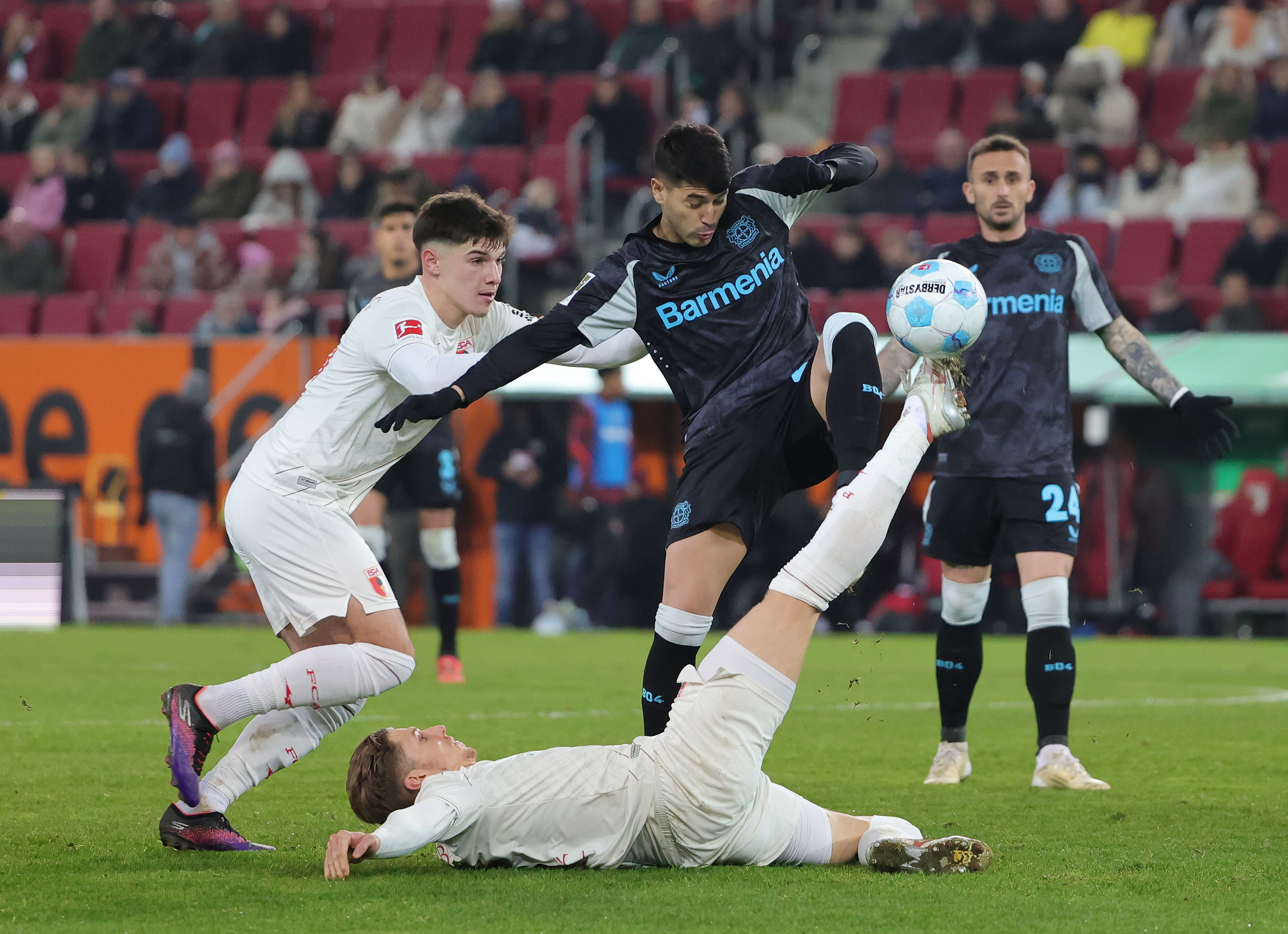 爱游戏登录-英格兰联赛战况惊险，球队实力对抗激动人心的简单介绍