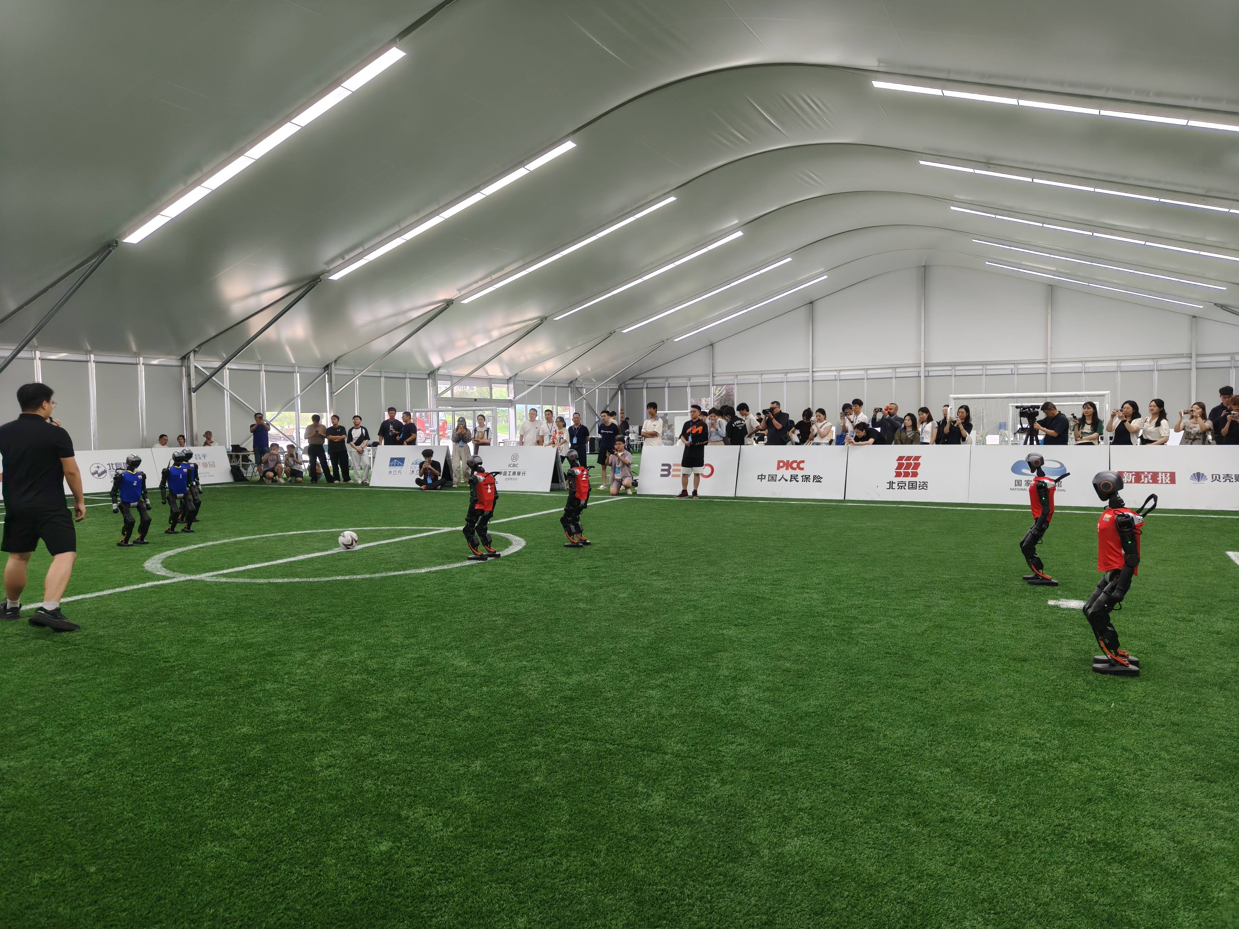 爱游戏在线登录-纷争激烈！国际足球豪门齐聚竞技场的简单介绍