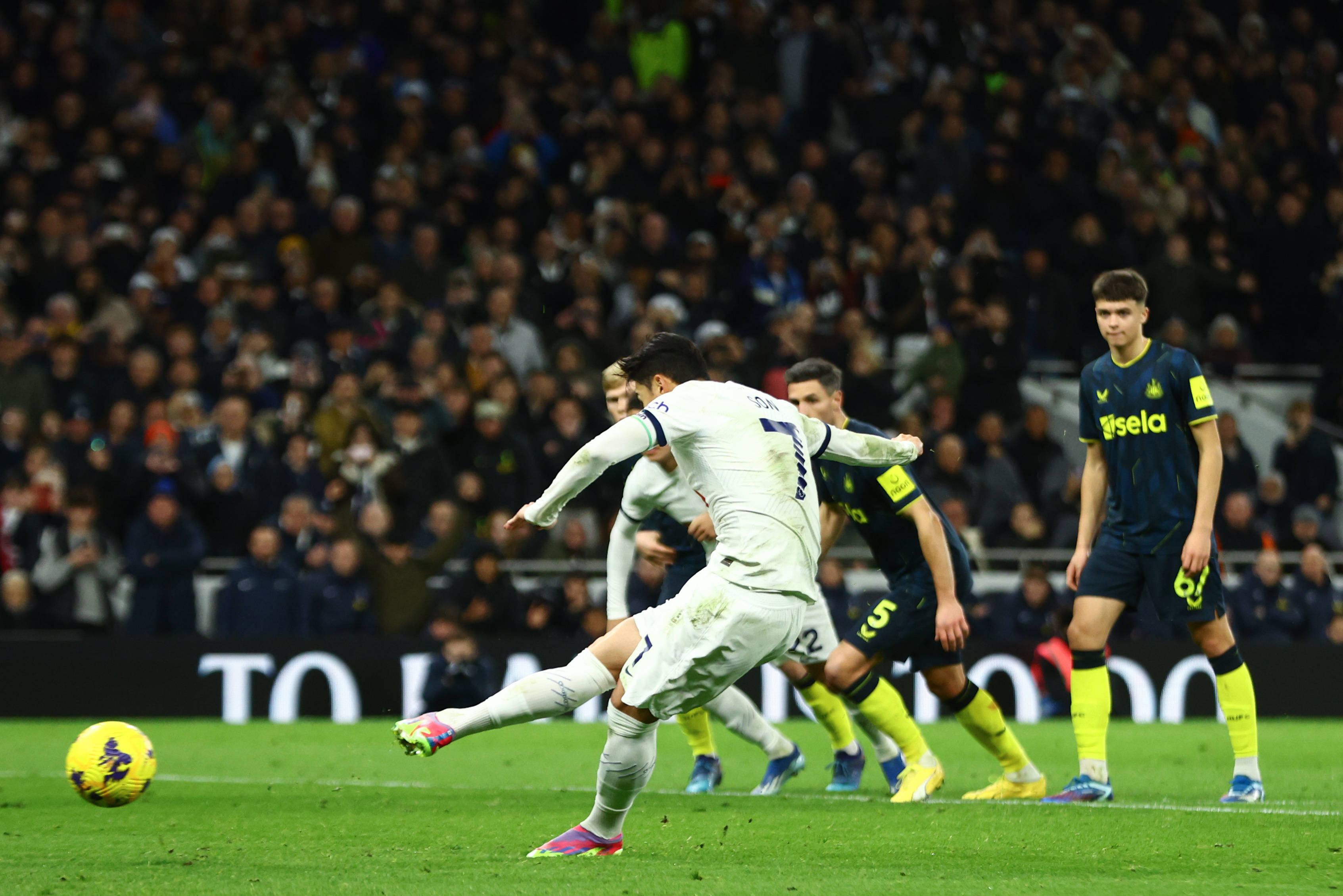 爱游戏网页版登录入口-关于热刺主场取胜提振士气，热刺全队备战下一场比赛的信息