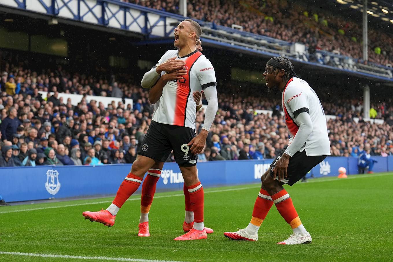 纽卡斯尔主场大胜伯恩利，实现主场三连胜的简单介绍