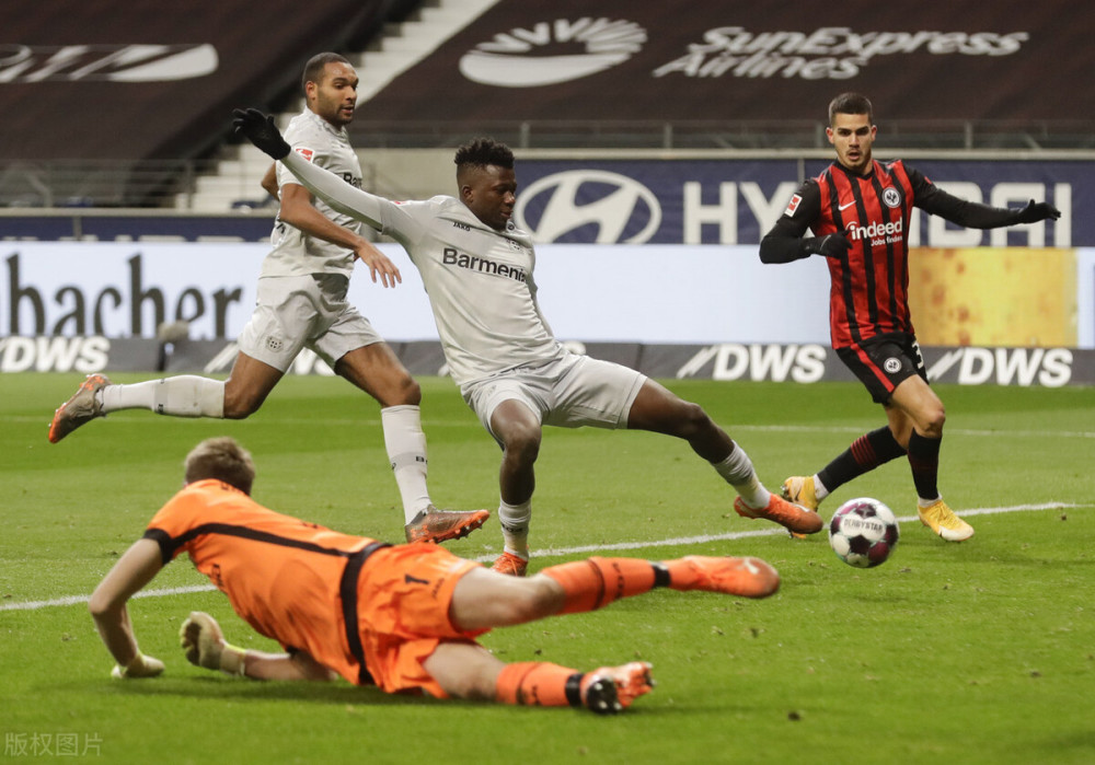 爱游戏app下载-法兰克福球员收到乌龙球风波，遭球迷批评的简单介绍