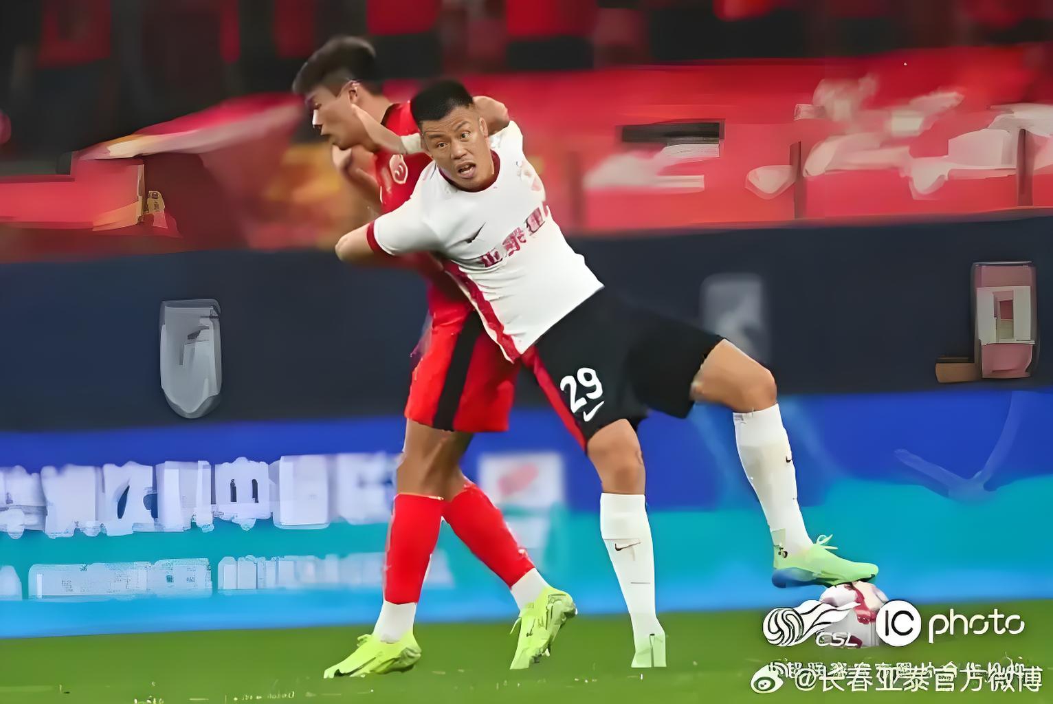 爱游戏官网-大连队在客场战胜重庆队，摘得胜利