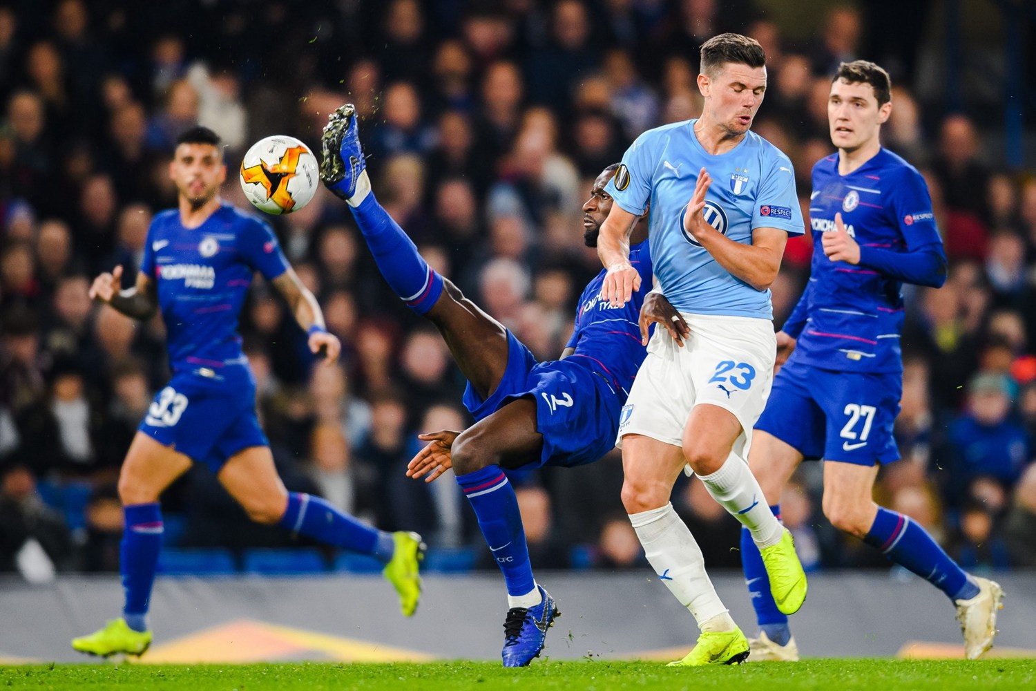 顶级足球俱乐部在欧洲赛场上交锋，英姿飒爽