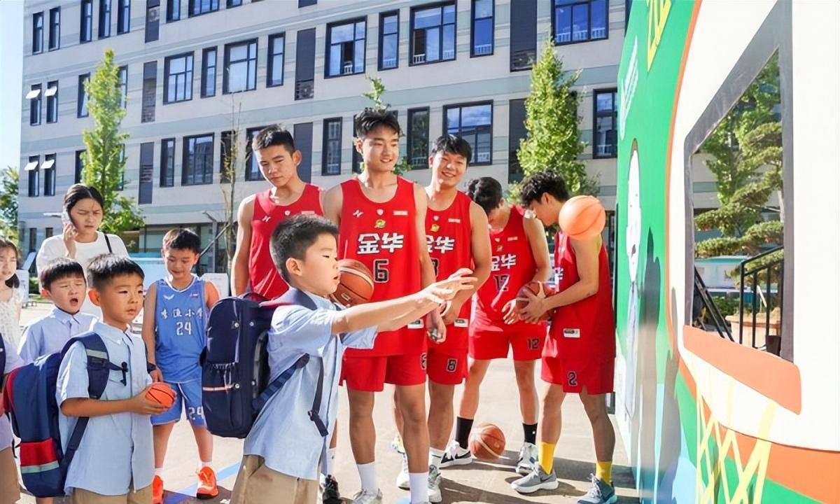 爱游戏官网-高校篮球赛掀起热潮，青年运动员大显身手的简单介绍