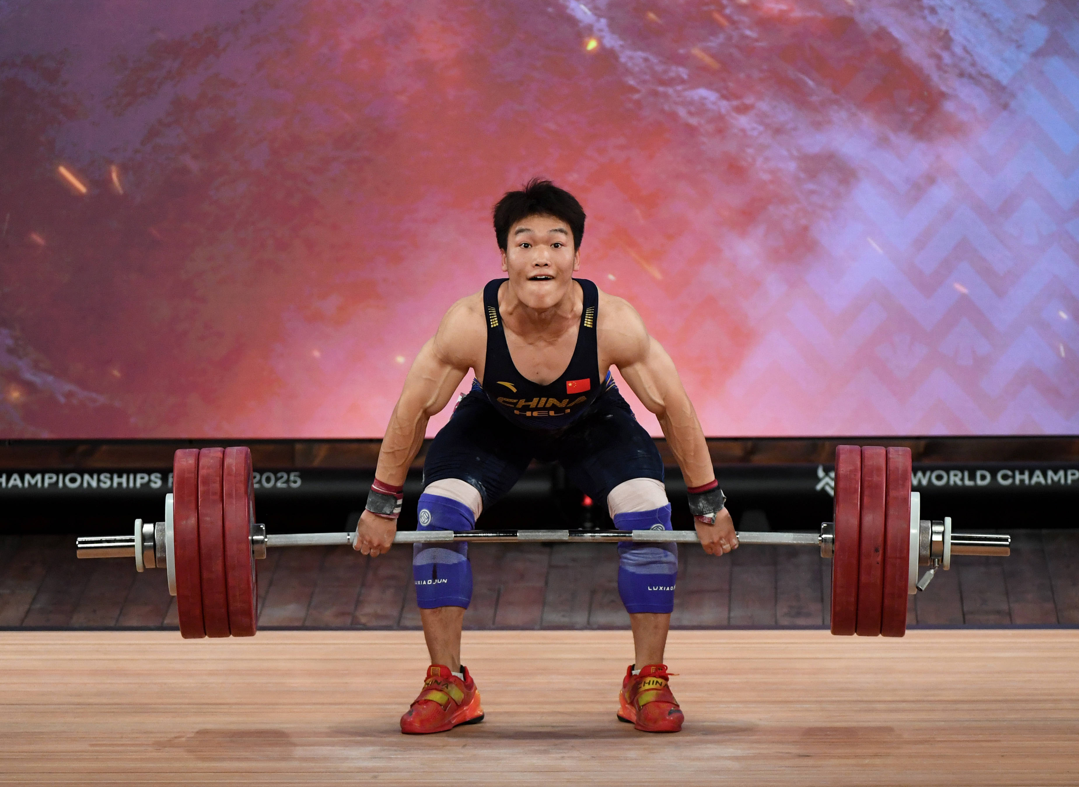 体育赛事选拔选手顽强拼搏实现壮举